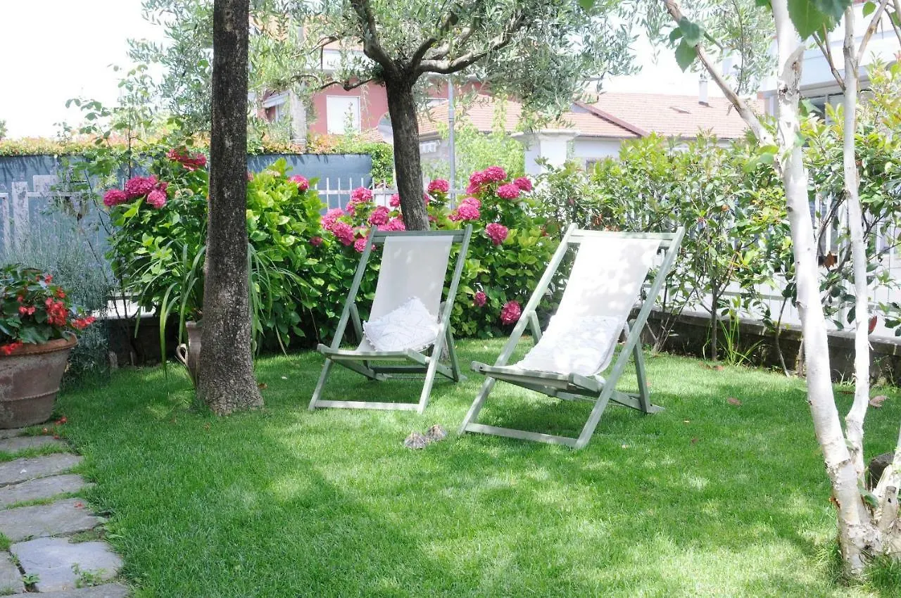 Tre Civette Sul Como Bed & Breakfast Marina di Massa 0*,  Italy