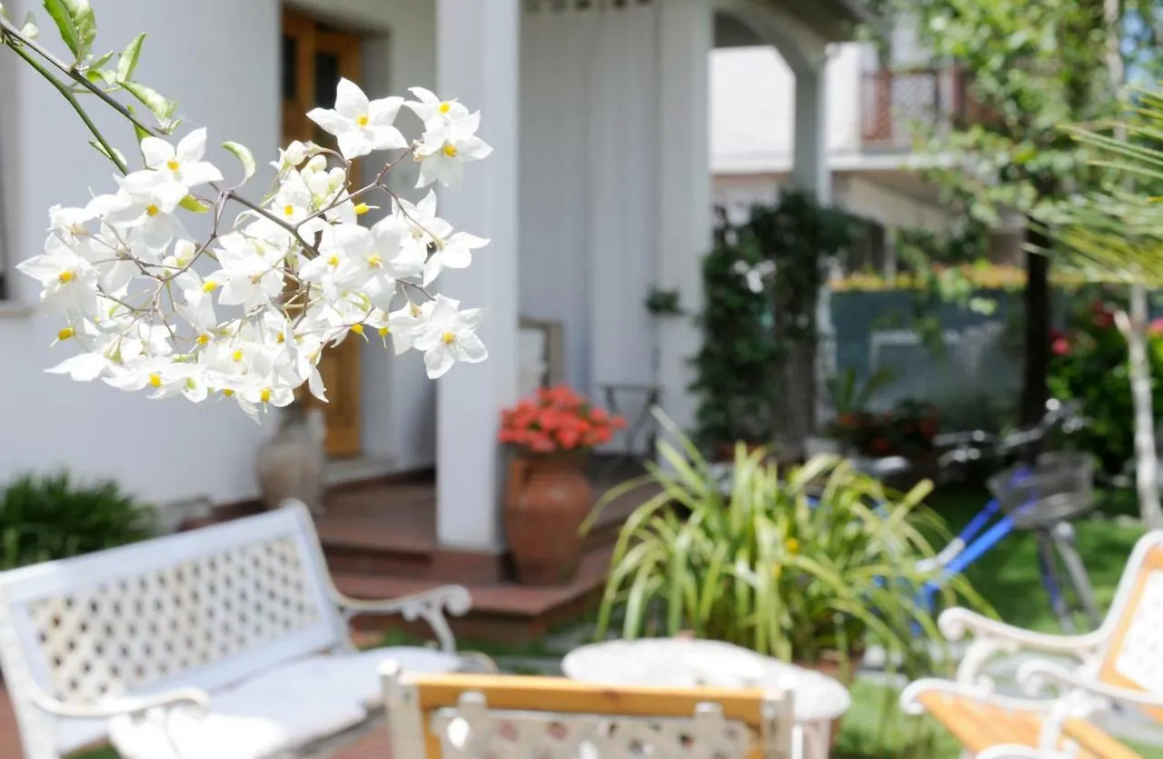 Tre Civette Sul Como Bed & Breakfast Marina di Massa Italy