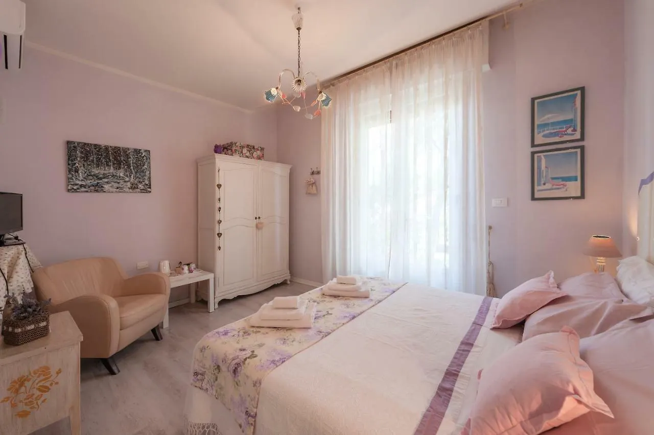 Tre Civette Sul Como Bed & Breakfast Marina di Massa 0*,