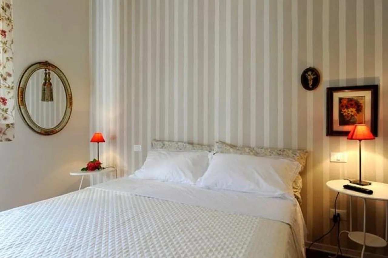 Tre Civette Sul Como Bed & Breakfast Marina di Massa Italy