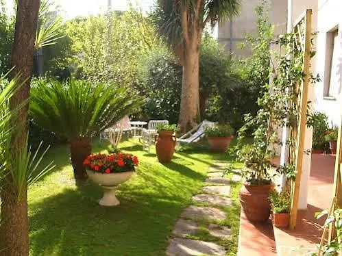 Tre Civette Sul Como Bed & Breakfast Marina di Massa Italy